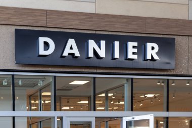 Danier Leather mağazası 10 Eylül 2019 tarihinde Kanada 'nın Ontario eyaletindeki Niagara Gölü' nde görülmüştür. Danier Deri Kanada 'nın önde gelen moda perakendecisi..