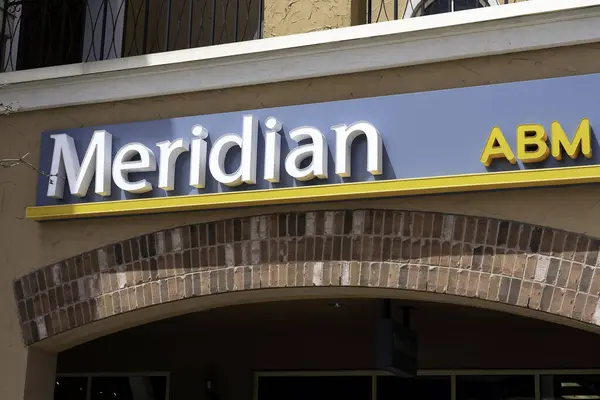Toronto, Kanada - 9 Mayıs 2019: Toronto, Kanada 'daki şubelerden birinde bir Meridian Kredi Birliği imzası. Meridian Kredi Birliği, Kanadalı bir kredi birliği..