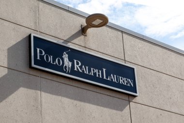 Polo Ralph Lauren mağazası tabelası 10 Eylül 2019 'da Kanada' nın Niagara Gölü üzerinde görülmüştür. Ralph Lauren Corporation bir Amerikan moda şirketi..