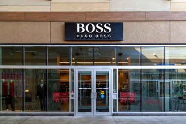 Patron mağazası 10 Eylül 2019 'da Kanada' nın Niagara Gölü üzerinde görülmektedir. Hugo Boss AG (BOSS) bir Alman giyim şirketi..