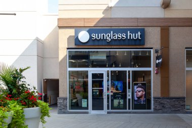 10 Eylül 2019 'da Kanada' nın Niagara-on-the-Lake-On-Sunglass Hut tabelasında görülmüştür. Güneş Gözlüğü Kulübesi, güneş gözlüğü ve güneş gözlüğü takan Amerikalı bir perakendecidir..