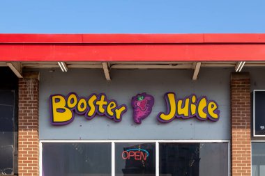 Oakville, ON, Kanada - 22 Temmuz 2022: Oakville, On, Kanada 'daki Booster Juice mağazasının tabelasını kapatın. Booster Juice Inc. Kanada 'nın meyve suyu ve meyve suyu barları zinciri..