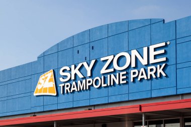 Gökyüzü Bölgesi trambolin parkı tabelası 10 Eylül 2019 'da St. Catharines, Ont' ta görülmüştür. Kanada mı? Sky Zone, hem çocuklar hem de yetişkinler için eğlence sağlayan kapalı bir trambolin parkı..