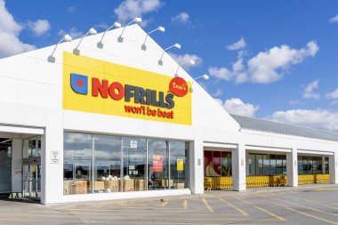 Richmond Hill, Ontario, Kanada - 14 Ekim 2019: Richmond Hill 'deki No Frills marketinin dışı. No Frills, Loblaw şirketlerinin sahibi olduğu Kanada 'nın indirimli süpermarket zinciri..