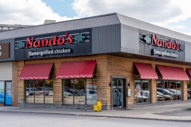 Richmond Hill, Ontario, Kanada - 14 Ekim 2019: Nando 'nun restoranı Richmond Hill, Ontario, Kanada. Nando, Portekiz-Afrika yemekleri üzerine uzmanlaşmış bir Güney Afrika restoran zinciri..