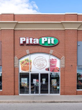 Richmond Hill, Ontario, Kanada - 14 Ekim 2019: Pita Pit restoranının tabelasına yakın durmak; Pita Pit, Pita Sandviçleri servis eden Kanadalı hızlı servis restoranı..