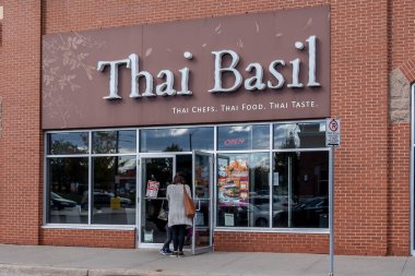 Richmond Hill, Ontario, Kanada - 14 Ekim 2019: Richmond Hill, Ontario, Kanada 'da bir Tayland Basil restoranı; Tayland Basili Kanada' da bir Tayland Gıda Teslimatı, Akşam Yemeği ve Kamyonet Restoranıdır..