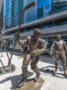 Toronto, Kanada-5 Mayıs 2018: Toronto 'daki Air Canada Center' ın dışındaki Legends Row 'daki Mats Sundin heykelleri (Ekim 2017' den sonra toplam 14 heykel). 