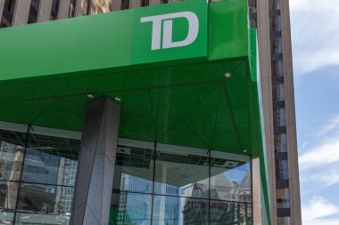 Toronto, Ontario, Kanada - 5 Mayıs 2018: TD (Toronto Dominion Bank), Kanada 'nın çok uluslu bankacılık ve finans hizmetleri şirketi olan Torontos finans bölgesindeki genel merkezlerine imza attı. 