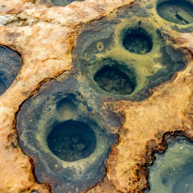 Tayvan 'daki Yehliu Geopark' taki Okyanus Erozyon Çukuru. Okyanus erozyon çukuru, deniz suyu erozyonunun yanı sıra çentiklere uygulanan hava durumu nedeniyle oluşmuştur..