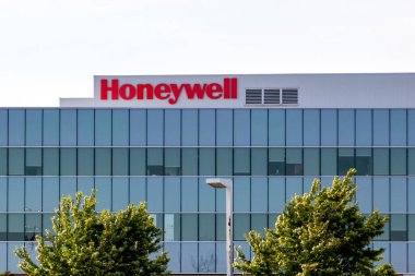 Markham, Ontario, Kanada - 29 Haziran 2018: Markham, Ontario 'daki binada Honeywell' in işareti. Honeywell İnşaat Çözümleri Honeywell 'in bir parçası Fortune 100 teknoloji şirketinin.