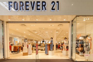 Vaughan, Ontario, Kanada - 24 Mart 2018: Forever 21 mağazası Toronto 'daki Vaughan Mills alışveriş merkezinde. Forever 21, Amerikalı hızlı moda perakendecisi.. 