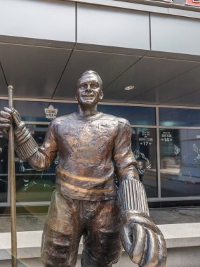 Toronto, Kanada-5 Mayıs 2018: Toronto 'daki Air Canada Center' ın dışındaki Syl Apps, Legends Row heykelleri (Ekim 2017 'den sonra toplam 14 heykel). 