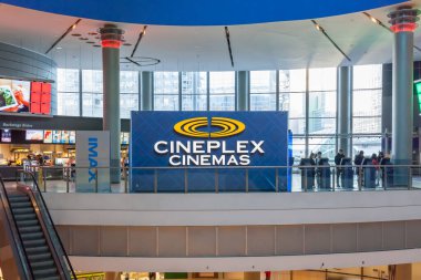 Toronto, Ontario, Kanada - 16 Mart 2018: Toronto 'da İmparatoriçe Yürüyüşü' nde Sinema Sineması. Cineplex Cinemas, Kanadalı bir eğlence şirketi olan Cineplex Inc..