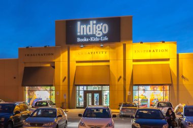 Richmond Hill, Ontario, Kanada - 24 Şubat 2018: Indigo kitap dükkanının gece manzarası. Indigo Books & Music Inc. Kanada 'nın en büyük kitap, hediye ve özel oyuncak perakendecisi.. 