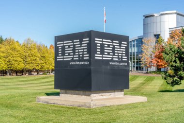 Markham, Ontario, Kanada - 23 Ekim 2020: Markham, Ontario, Kanada 'daki IBM Kanada Merkez Ofisi. IBM çok uluslu bir Amerikan teknoloji şirketidir..  