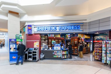 Bir alışveriş merkezinde Shefield Express mağaza tabelası