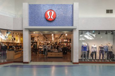 Vaughan, Ontario, Kanada - 24 Mart 2018: Vaughan Mills, Toronto 'daki Lululemon atletizm mağazasının önü. Lululemon Athletica, Kanadalı atletik giyim perakendecisi.. 