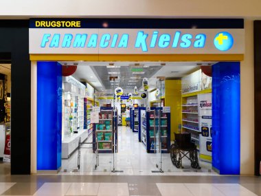 Alajuela, Kosta Rika - 4 Ekim 2018: San Jose, Kosta Rika yakınlarındaki City Mall 'daki Farmacia Kielsa eczanesi.