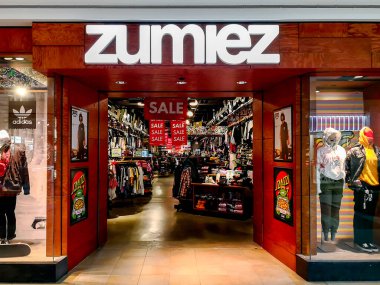 Toronto, Kanada - 17 Aralık 2018: Zumiez mağazası Toronto Fairview Alışveriş Merkezi 'nde. Zumiez Inc., bir Amerikan özel giyim mağazası. 