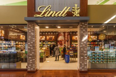 Vaughan, Ontario, Kanada - 24 Mart 2018: Toronto yakınlarındaki Vaughan Mills alışveriş merkezinde Lindt mağazası. Lindt, İsviçre merkezli çikolata üzerine uzmanlaşmış bir şirket.. 