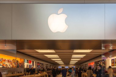 TORONTO, Kanada - 19 HAZİRAN 2018: Toronto, Kanada 'daki AVM' deki Apple mağazasında insanlar 