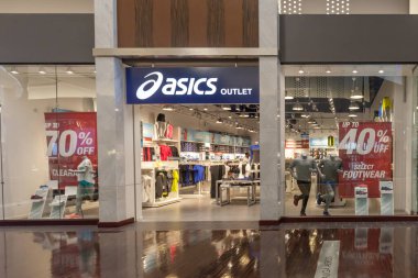 Vaughan, Ontario, Kanada - 24 Mart 2018: Toronto yakınlarındaki Vaughan Mills alışveriş merkezinde ASICS mağazası. ASICS, ayakkabı ve spor malzemeleri üreten çok uluslu bir Japon şirketidir.. 