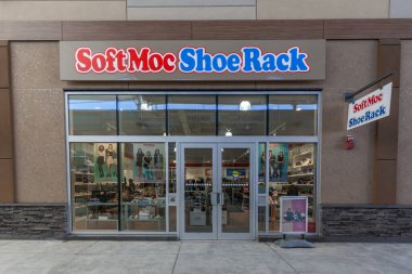 Niagara Gölde, Kanada 'da- 4 Mart 2018: Niagara' daki Outlet Koleksiyonunda SoftMoc Shoe Rack mağazası. SoftMoc Kanada 'nın en iyi aile ayakkabı perakendecisi.. 