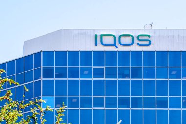 Toronto, Kanada - 14 Haziran 2018: Rothmans, Benson & Hedges Inc. 'in Toronto' daki binasında IQOS tabelası, Kanadalı tütün üreticisi ve dağıtımcısı Philip Morris 'e ait..