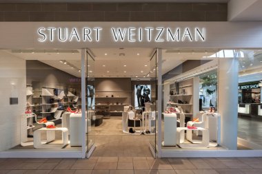 Toronto, Kanada - 12 Şubat 2018: Stuart Weitzman Bayview Village 'da dükkan önü. Weitzman Holding, İspanya 'nın güneyindeki fabrikalarda el yapımı pahalı ayakkabılar tasarlamasıyla tanınıyor.. 