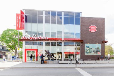 Hamilton, Ontario, Kanada - 20 Mayıs 2018: Hamilton, Ontario 'da Tim Hortons. Tim Hortons, Kanada merkezli çok uluslu bir fast food restoranıdır..