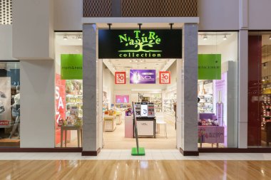 Vaughan, Ontario, Kanada - 24 Mart 2018: Toronto yakınlarındaki Vaughan Mills AVM 'de Nature Collection mağazası. Kore 'nin en büyük kozmetik üreticilerinden LG Corp' a ait Doğa Koleksiyonu.. 