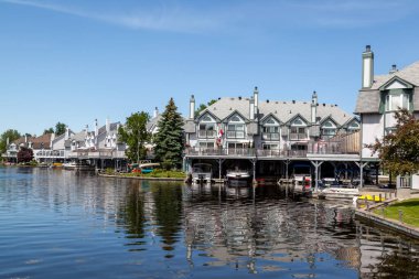 Ramara, Ontario, Kanada - 10 Haziran 2018: Kanada, Ontario, Ramara 'daki Simcoe Gölü yakınlarındaki Lagoon City binaları. Lagoon City, Simcoe Gölü 'nün doğu kıyısında küçük bir topluluktur..