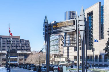 Toronto, Kanada - 1 Ocak 2017 Yonge Caddesi 'nden Mel Lastman Meydanı' nın görüntüsü ve imzası.