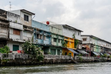 Bangkok, Tayland - 7 Aralık 2018: Bangkok Tayland 'daki khlong rop krung kanalı boyunca görüş. Kanal 1851 'de kazıldı..