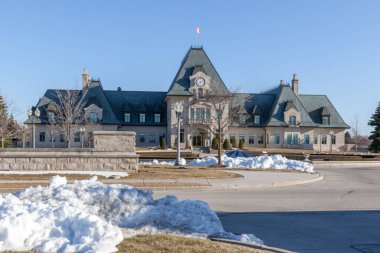 Aurora, Ontario, Kanada - 22 Nisan 2018: Toronto, Ontario, Kanada yakınlarındaki Aurora 'daki Magna genel merkez ofisi. Magna International Inc., Kanadalı küresel otomotiv tedarikçisi.