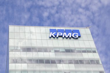 Vaughan, Ontario, Kanada... 10 Haziran 2018: Vaughan, Ontario 'daki yeni binada KPMG' nin işareti. KPMG profesyonel bir hizmet şirketidir ve Hollanda 'da oturan Büyük Dörtlü denetçilerden biridir..