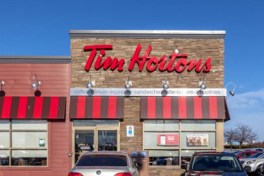 TORONTO, CANADA - 24 Şubat 2018: Kahvesi ve çörekleriyle bilinen Kanada merkezli çok uluslu fast food restoranı Tim Hortons 'un işareti. 