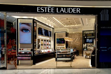 Bir alışveriş merkezinde Estee Lauder mağaza tabelası