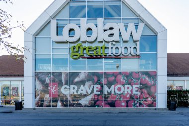 Richmond Hill, On, Kanada - 30 Ekim 2018: Richmond Hill, Ontario 'daki Loblaws mağazası. Loblaws Inc., Loblaw Şirketi 'nin bir yan kuruluşu olan Kanadalı bir süpermarket zinciri..  