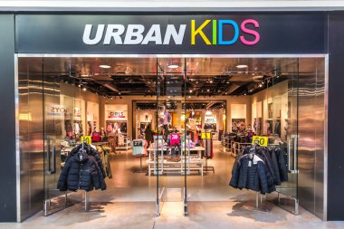 TORONTO, CANADA - 19 HAZİRAN 2018: URBANKIDS Toronto 'daki Fairview Alışveriş Merkezi' nin önünde. 