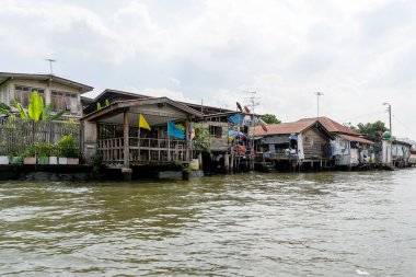 Bangkok, Tayland - 7 Aralık 2018: Bangkok Tayland 'daki khlong rop krung kanalı boyunca görüş. Kanal 1851 'de kazıldı..