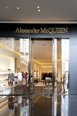 Bangkok, Tayland - 7 Aralık 2018: Alexander McQueen mağaza önü; Alexander McQueen İngiliz moda tasarımcısı Lee Alexander McQueen tarafından kurulan lüks bir moda evi..