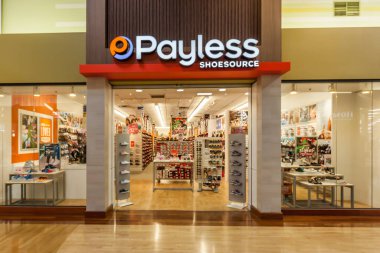 Vaughan, Ontario, Kanada - 24 Mart 2018: Alışveriş merkezinde Payless Shoe Source mağazası. Payless Shoe Source Inc. bir Amerikan indirimli ayakkabı perakendecisi. 