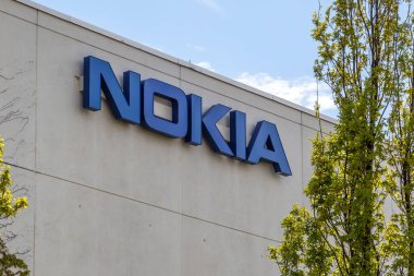 Markham, Ontario, Kanada - 21 Mayıs 2018: Markham, Ontario 'da Nokia' nın işareti. Nokia, Finlandiya 'da çok uluslu bir telekomünikasyon, bilgi teknolojisi ve tüketici elektroniği şirketidir.. 