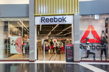 Vaughan, Ontario, Kanada - 24 Mart 2018: Toronto Vaughan Mills 'de Reebok mağazası. Reebok küresel bir spor ayakkabısı ve giyim şirketidir. 