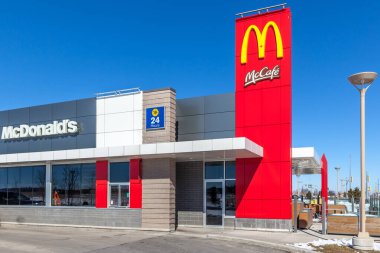 Niagara Gölünde, Kanada 'da- 4 Mart 2018: McDonalds restoranının dış yükselmesinin yeni tasarımı. 