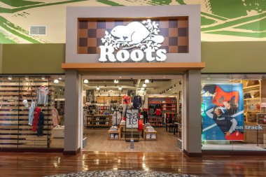 Vaughan, Ontario, Kanada - 24 Mart 2018: Toronto Vaughan Mills 'de Roots mağazası. Kökler kamuya açık bir Kanada markasıdır.. 