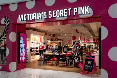 Bangkok, Tayland - 7 Aralık 2018 Bangkok, Tayland 'da bir alışveriş merkezinde Victoria' s Secret Pink mağazası. Victoria 's Secret Pink, ana hatlarından daha genç kadınları hedef alan bir iç çamaşırı serisidir..