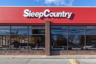 Thornhill, Ontario, Kanada - 26 Şubat 2018: Sleep Country Canada mağazası Toronto 'da. Sleep Country Canada Inc., Kanadalı bir yatak perakendecisi..